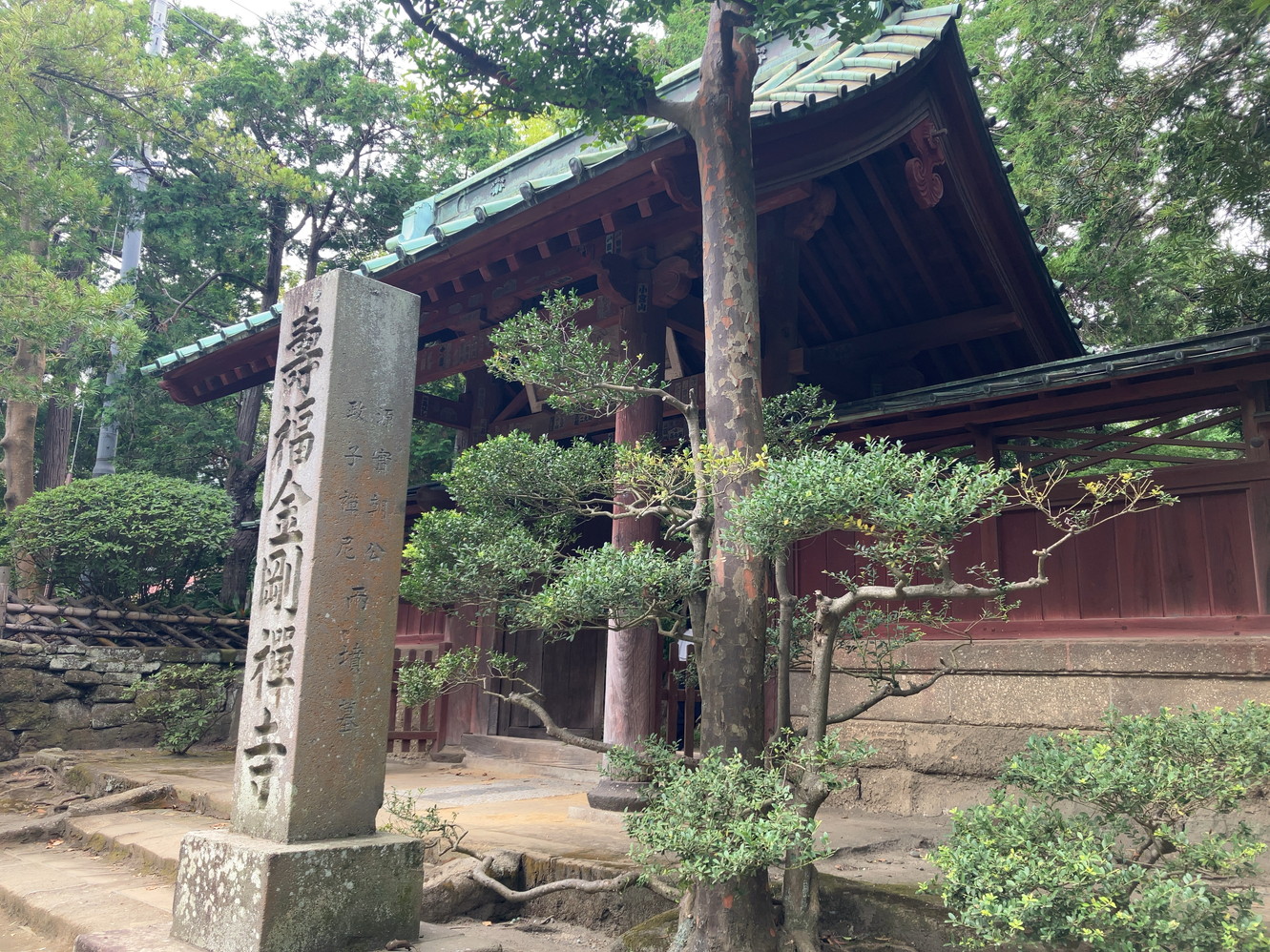 門前。石碑の横にも「源実朝公 政子禅尼 両墳墓」とありますね