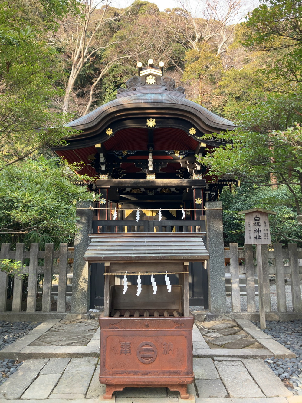 白旗神社。黒塗りの社殿がかっこよくて好きです
